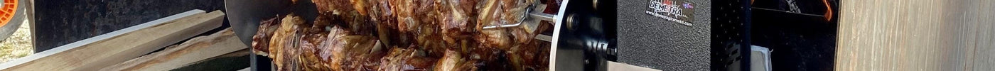 Girarrosto in acciaio inox con carne arrostita su fuoco vivo per barbecue all'aperto
