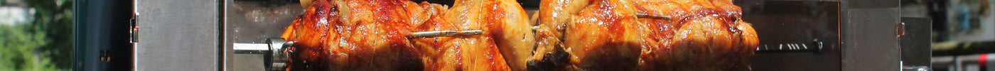 Girarrosto in acciaio inox con pollo arrosto, perfetto per cucina professionale e privata.