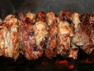 Pollo arrosto su girarrosto con fiamme, perfetto per barbecue e griglie in acciaio inox