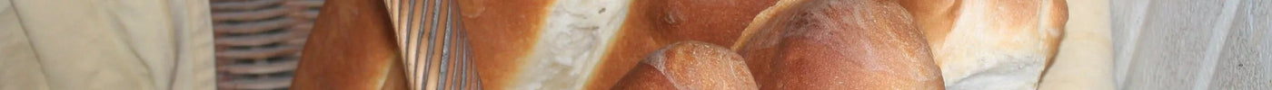 Pane fresco in cestino di vimini, ideale per barbecue e grigliate all'aperto