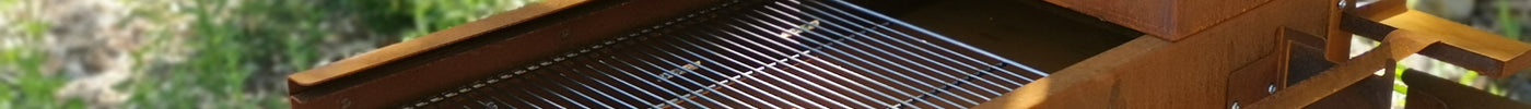 Barbecue in acciaio inox con griglia e logo 'CLEMENT' per cucina all'aperto
