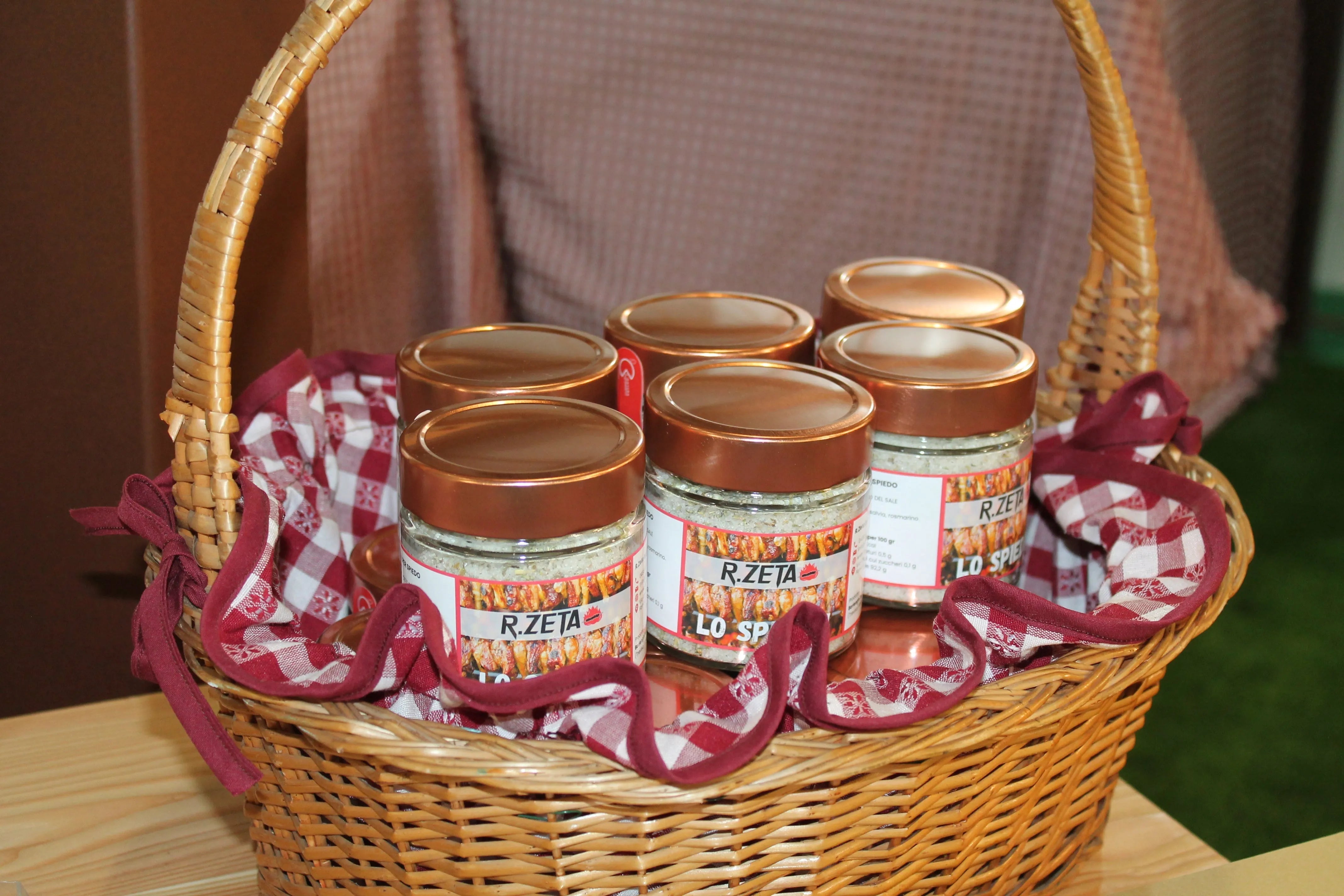 Cestino con barattoli di sale aromatizzato R.Zeta per grigliate e barbecue, ideale per cucina professionale e privata