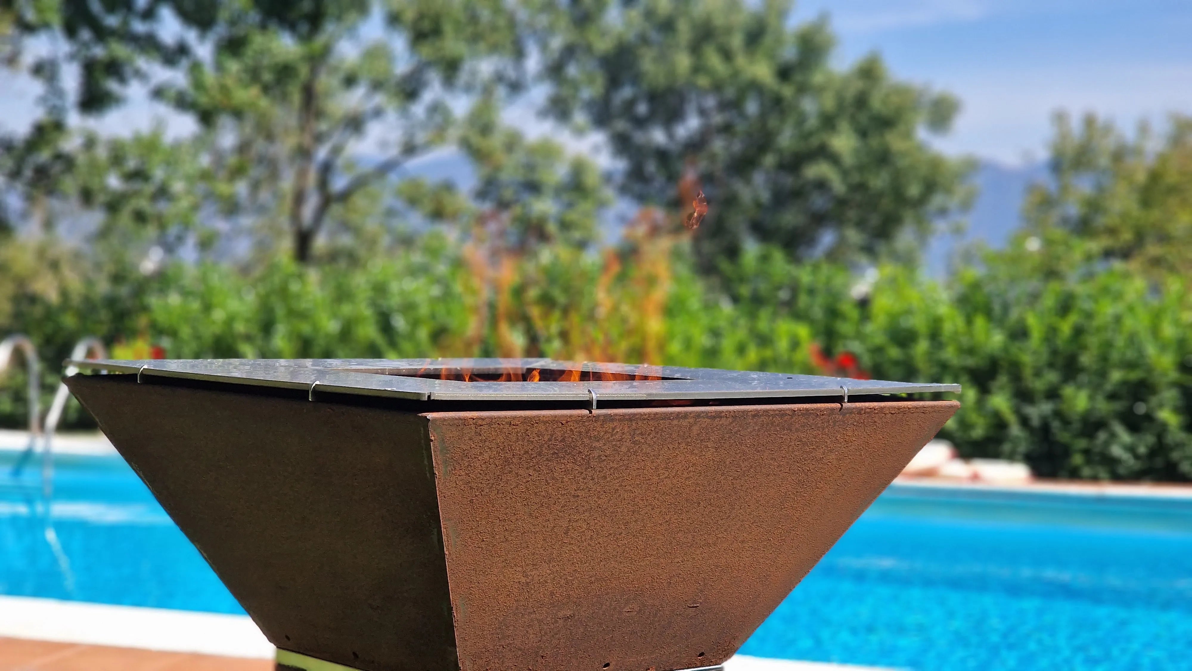 Barbecue a carbone in acciaio con fiamme, ideale per esterno e piscina, griglia per cucina all'aperto