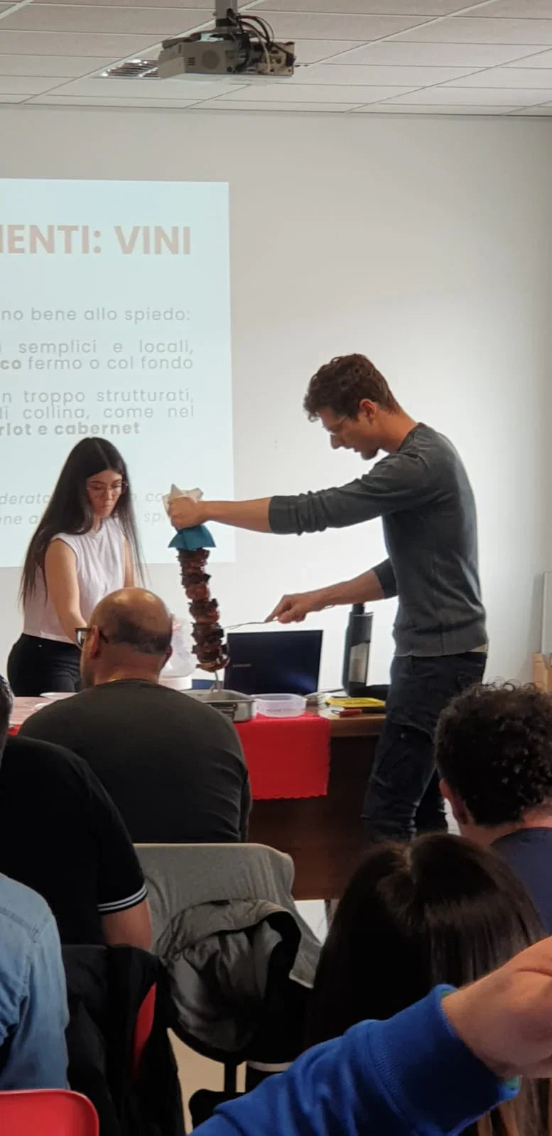 Dimostrazione girarrosto con spiedo di carne in aula, ideale per barbecue e cucina professionale