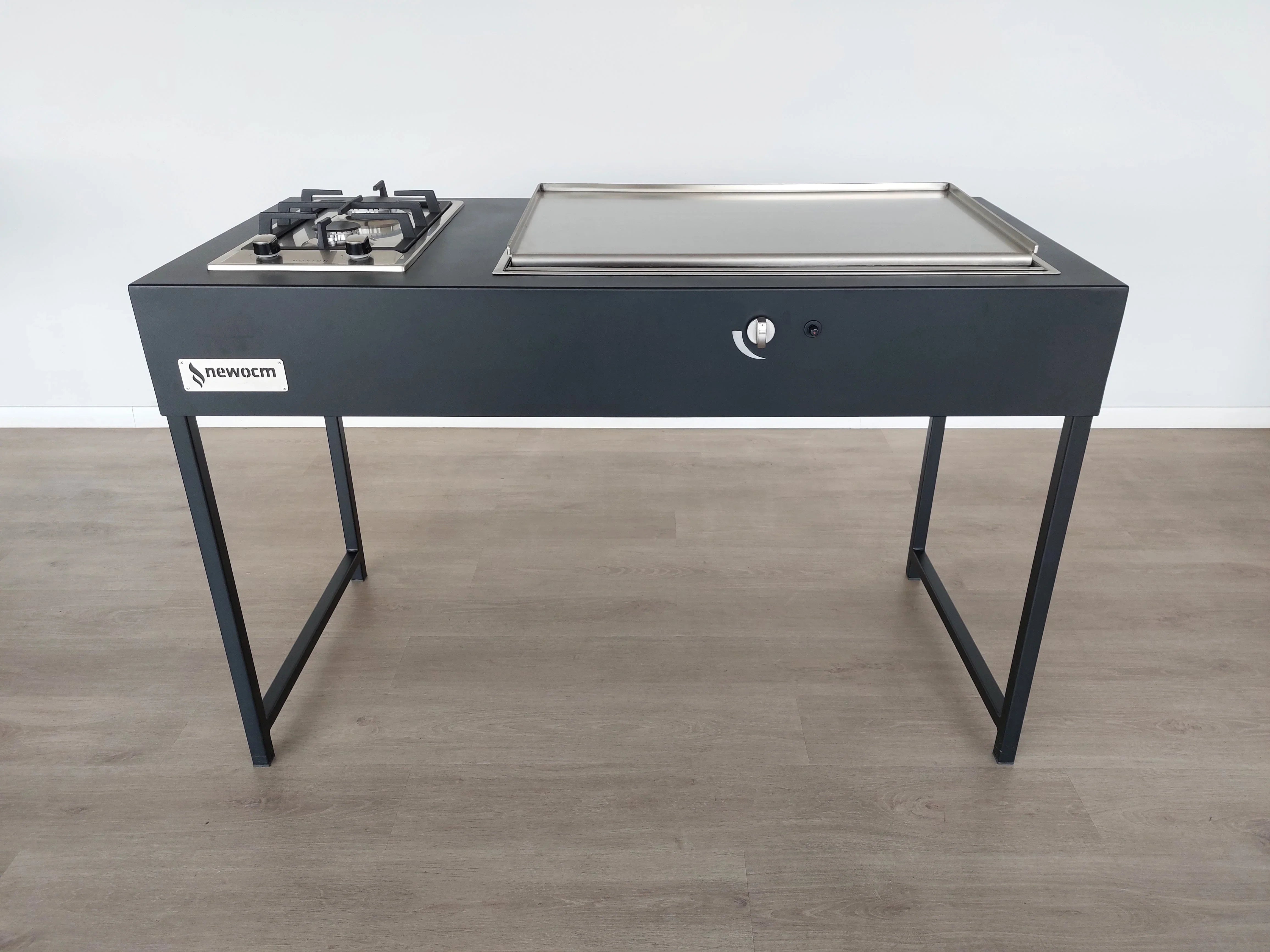 Barbecue in acciaio inox con piastra e fornelli a gas per cucina professionale e privata