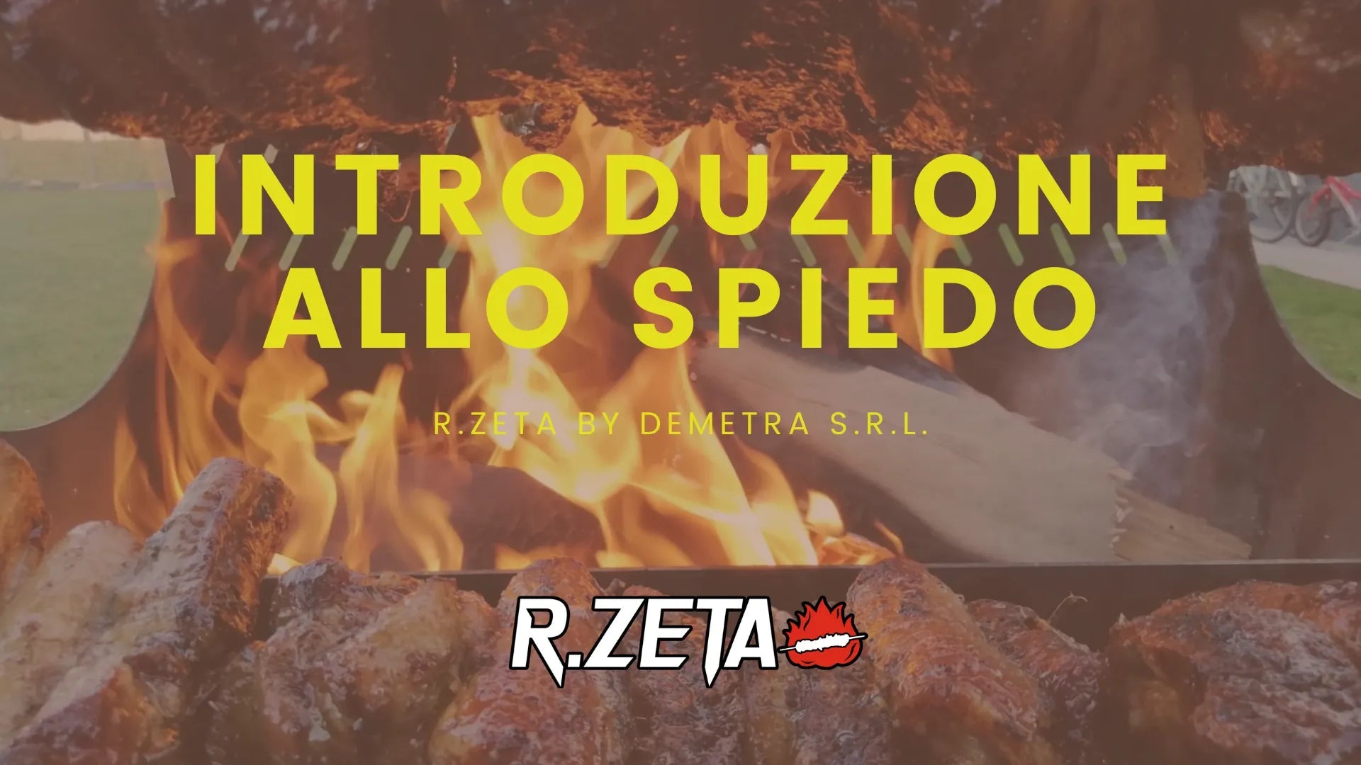 Introduzione allo spiedo con barbecue in acciaio inox e carne arrostita su fuoco vivo