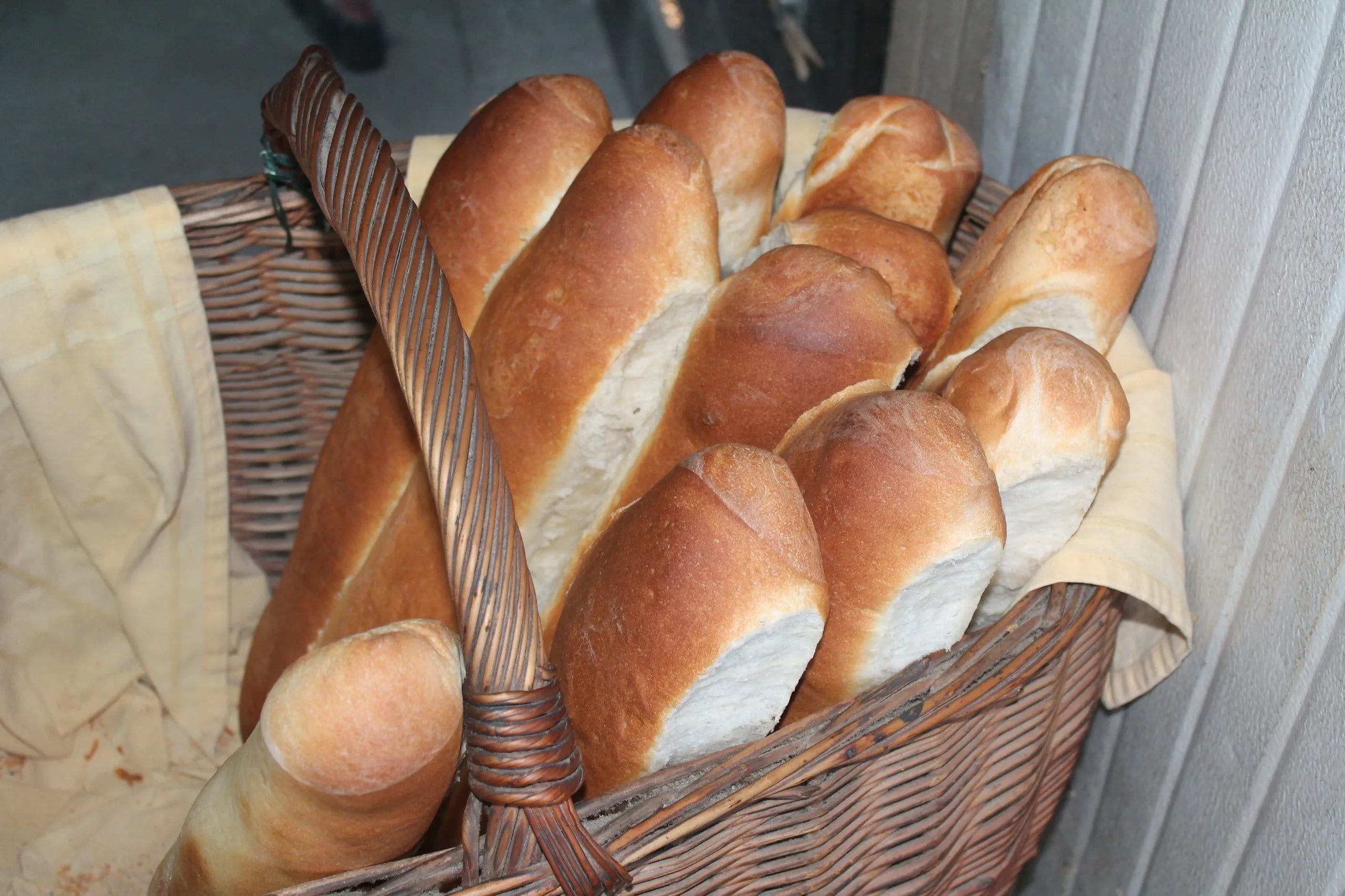 Pane fresco in cestino di vimini, ideale per barbecue e grigliate all'aperto