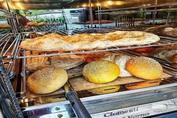 Pane e hamburger su griglia in acciaio inox per cucina professionale