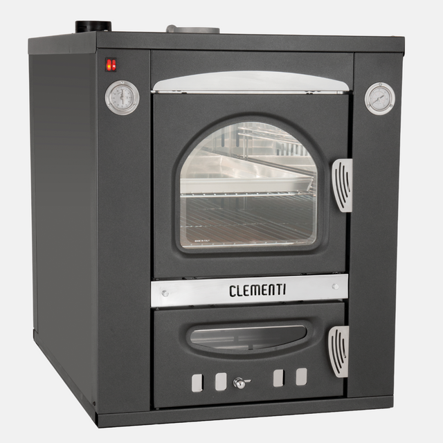 Forno a legna Clementi con pane in cottura, ideale per cucina professionale e domestica, in acciaio robusto.