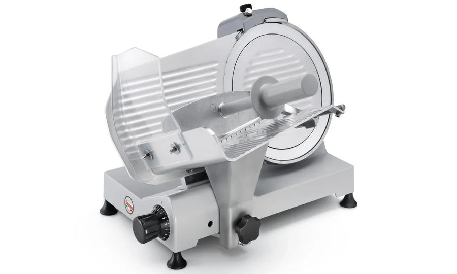 Affettatrice Sirman Smart 220 — vista frontale con lama 220mm, protezione trasparente e base rossa