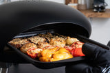 Barbecue a gas con verdure grigliate e coperchio nero, ideale per cucina professionale e domestica