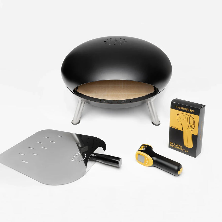 Barbecue portatile nero con pala, termometro infrarosso e accessori per cottura all'aperto