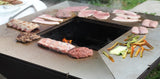 Grigliata su BBQ Clementi Colorado — carne in cottura su 4 piastre inox 8mm a zone differenziate
