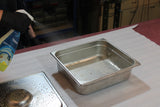 Pulizia di vaschette in acciaio inox per barbecue e cucina professionale con sgrassatore