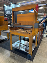 Girarrosto professionale in acciaio corten con ruote, griglia e accessori per barbecue e cucina all'aperto