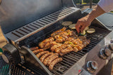 Grigliata su BBQ a gas Sirman X3 — salsicce, spiedini e zucchine su griglia inox