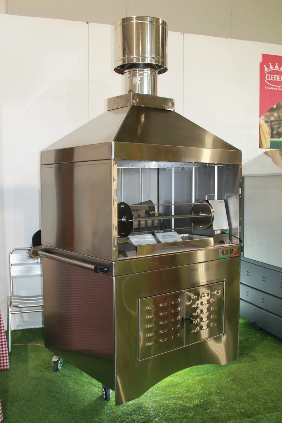 Barbecue in acciaio inox con girarrosto e cappa, ideale per uso professionale e domestico