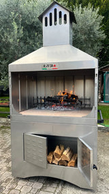 Barbecue in acciaio inox con fuoco acceso e legna, ideale per cucina all'aperto e professionisti