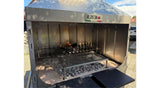 Barbecue in acciaio inox con fuoco acceso, griglia e braci, ideale per uso professionale e privato