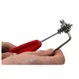 Spazzola pulizia barbecue in acciaio inox con manico rosso, ideale per griglie e girarrosti