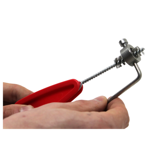 Spazzola pulizia barbecue in acciaio inox con manico rosso, ideale per griglie e girarrosti