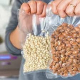 Fagioli secchi e fagioli tostati in sacchetti trasparenti, pronti per la cottura o il consumo