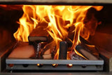 Fuoco vivo nella camera del forno a legna Clementi — legna a cottura diretta in camera separata