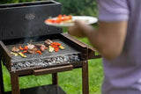 Grigliata su BBQ Clementi Flipper — carne e verdure su griglia inox regolabile, zero fiammate