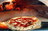 Pizza con pomodoro e mozzarella in forno a legna