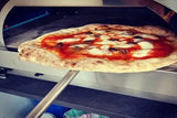 Pizza con mozzarella e olive pronta per entrare nel Clementino — pizza in 2 minuti a 400°C