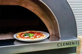 Pizza Margherita sfornata dal forno a gas Clementi Gold — cottura diretta con fiamma a gas