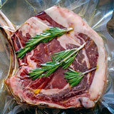 Bistecca di manzo con rosmarino pronta per griglia o barbecue in acciaio inox